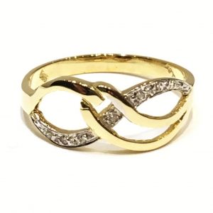 Χρυσό μοντέρνο δαχτυλίδι με λευκές πέτρες