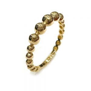 Μοντέρνο μισόβερο δαχτυλίδι με χρυσές μπίλιες