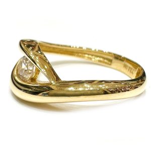 Χρυσό μονόπετρο δαχτυλίδι με μοντέρνα βάση