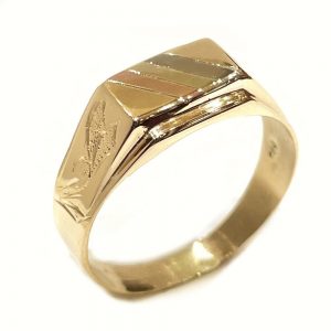 Χρυσό αντρικό τρίχρωμο δαχτυλίδι με σκάλισμα