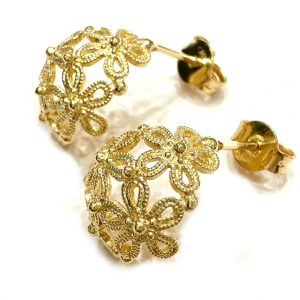 Χρυσά σκουλαρίκια με ανάγλυφα λουλούδια