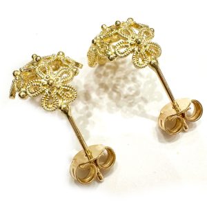 Χρυσά σκουλαρίκια με ανάγλυφα λουλούδια